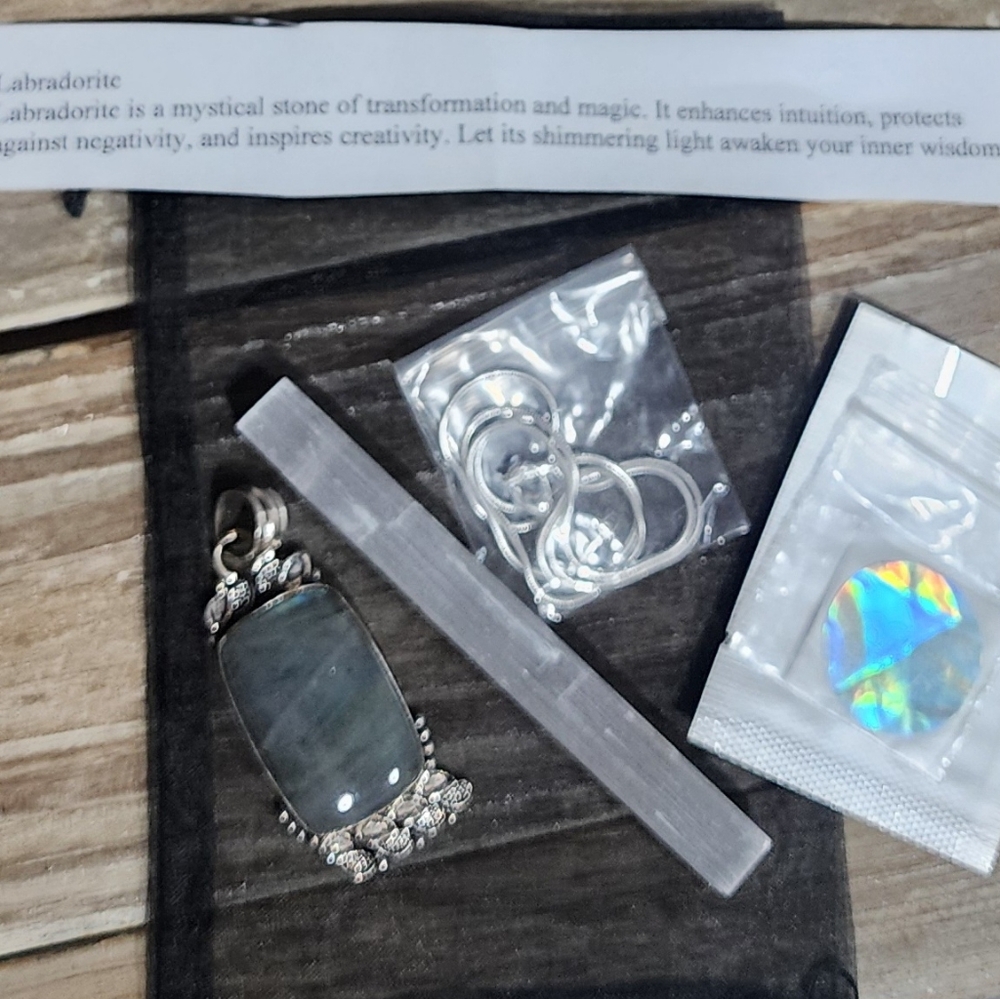 Labradorite Pendant 🤍 - Picture 4 of 4